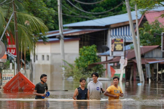 Lũ lụt hoành hành ở 7 bang của Malaysia, nhiều người chết