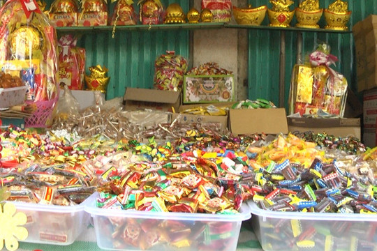  Chợ truyền thống:
Tiểu thương dè dặt nhập hàng bánh, mứt tết
