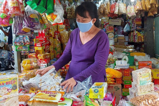 Chợ truyền thống: Tiểu thương dè dặt nhập hàng bánh, mứt tết