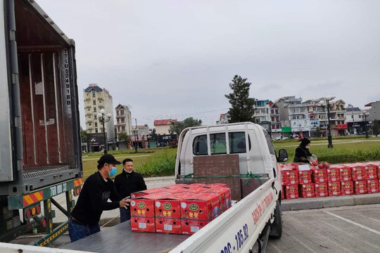 Ách tắc cửa khẩu: 
Người dân phía Bắc hỗ trợ tiêu thụ thanh long Bình Thuận