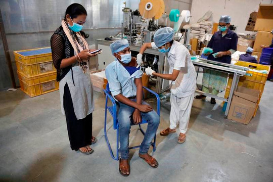 Ấn Độ: Điều tra vụ một lão ông tiêm 11 mũi vắc xin Covid-19