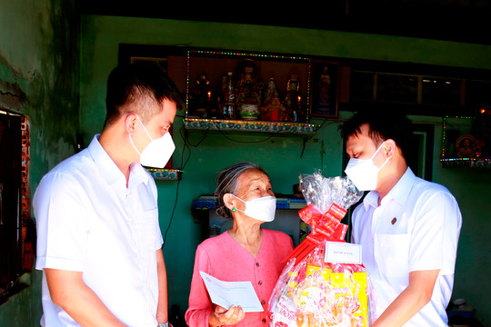 Công ty Xổ số kiến thiết Bình Thuận: Thăm, tặng quà gia đình chính sách