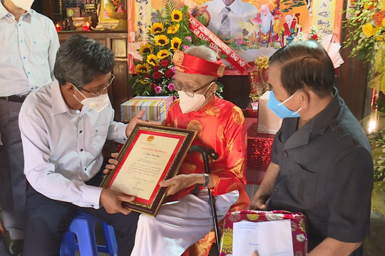Chúc thọ các cụ tròn 100 tuổi tại huyện Tánh Linh và Đức Linh