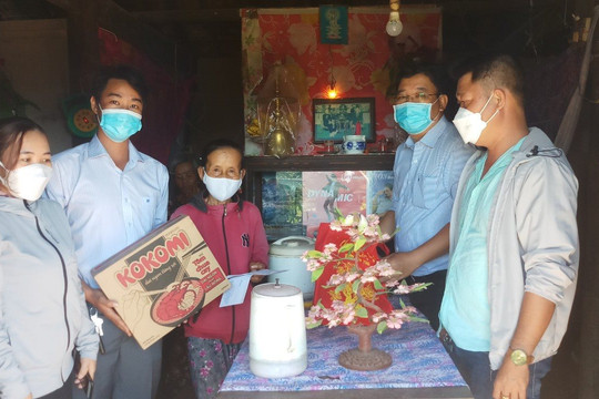 Trao tiền hỗ trợ cho bà Nguyễn Thị Bảy