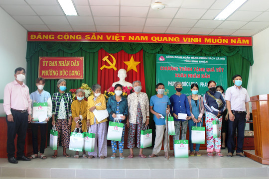 Tặng 82 suất quà tết cho người nghèo ở Phan Thiết