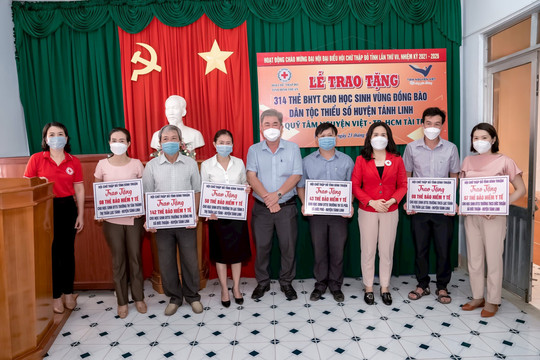 Tặng bảo hiểm y tế, đồng phục cho học sinh nghèo Tánh Linh
