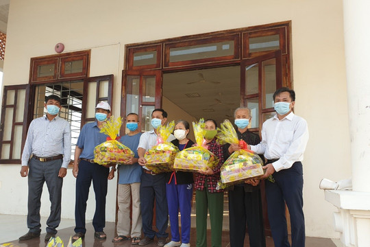 Công ty TNHH MTV Lâm nghiệp Bình Thuận:﻿﻿ 
Tặng quà tết cho hộ nghèo ở Hàm Thuận Nam