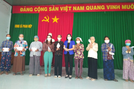 Trao 200 suất quà cho người nghèo ở Phan Hiệp, Hải Ninh, Chợ Lầu