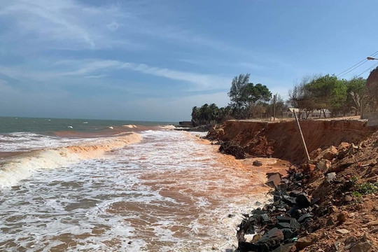Phú Quý: Một tàu cá bị phá nước chìm, 3 lao động được cứu sống an toàn