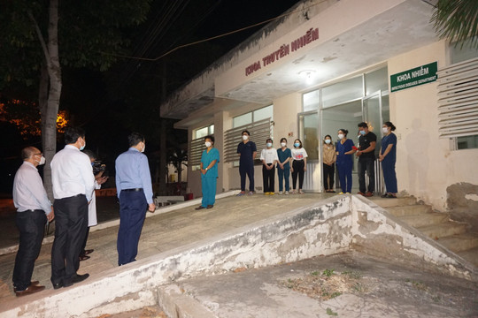 Phó Bí thư Thường trực Tỉnh ủy Nguyễn Hoài Anh thăm, chúc  tết một số đơn vị trong đêm giao thừa
