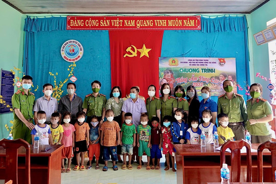 Tặng hơn 350 suất quà cho học sinh và người dân khó khăn ở Tánh Linh