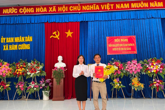 Hàm Thuận Nam: Công bố các quyết định về công tác cán bộ