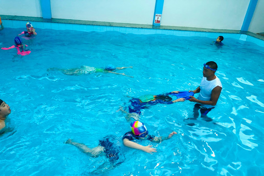 Phấn đấu đến năm 2030, có 70% trẻ biết kỹ năng và bơi an toàn 
