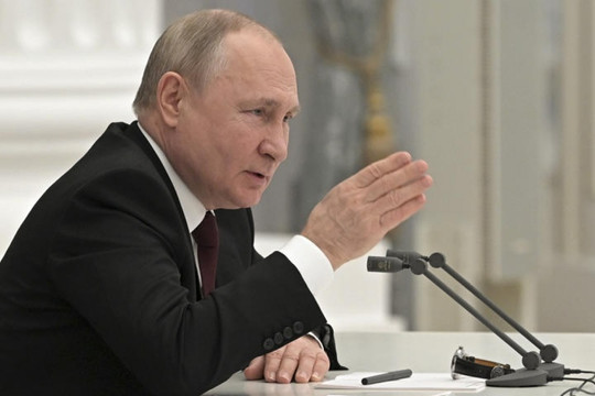 Tổng thống Nga Putin cân nhắc nước cờ kế tiếp, cảnh báo Ukraine về xóa bỏ di sản Xô viết