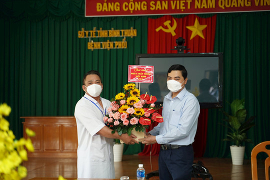 Phó Bí thư Thường trực Tỉnh ủy thăm, chúc mừng Ngày Thầy thuốc Việt Nam