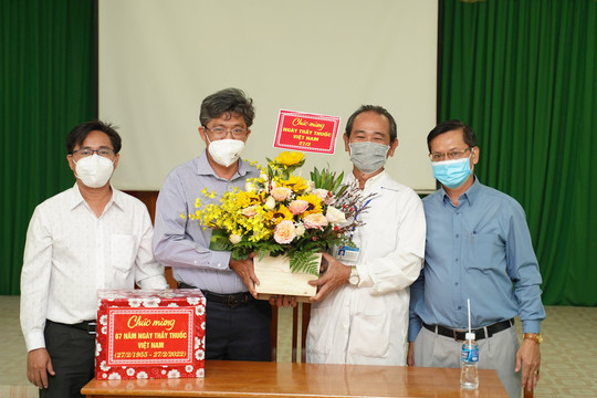 Phó Chủ tịch UBND tỉnh thăm , chúc mừng y bác sĩ nhân ngày Thầy Thuốc Việt Nam