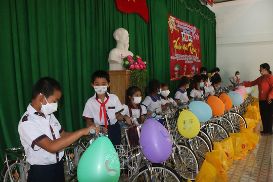 Hồng Sơn: Trao quà khuyến học cho 178 học sinh