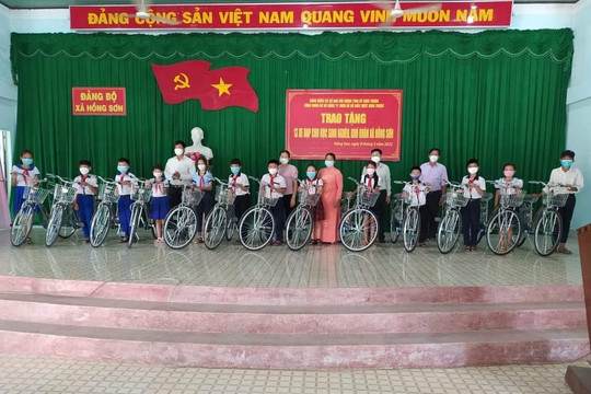 Trao tặng 13 chiếc xe đạp cho học sinh nghèo
