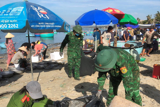 Volunteers join hands to clean Mui Ne beach