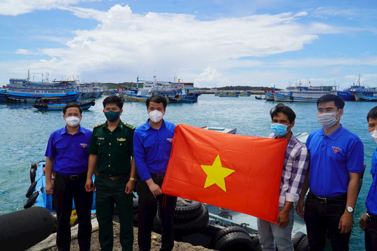 Trung ương Đoàn tặng 200 cờ Tổ quốc cho ngư dân huyện đảo Phú Quý