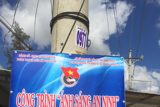 Trao tặng công trình “Ánh sáng an ninh” cho xã Phan Hòa