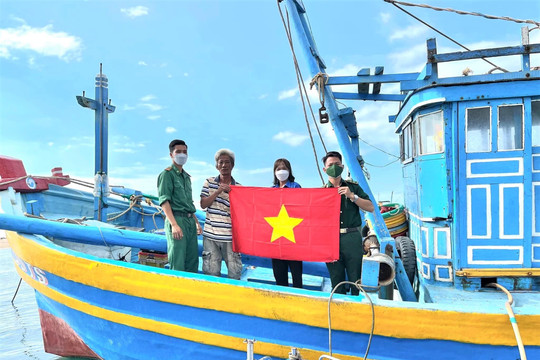 Trao tặng 50 lá cờ Tổ quốc cho các phương tiện đánh bắt xa bờ