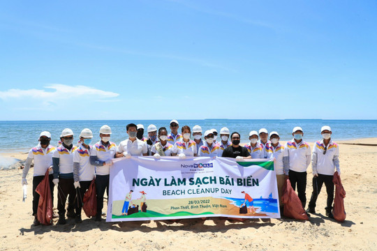 Miss Earth 2021 cùng hàng trăm nhân viên công trường dự án Novaworld Phan Thiet chung tay làm sạch bờ biển