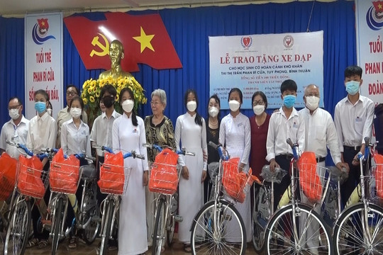 Tặng 50 chiếc xe đạp cho học sinh nghèo hiếu học 