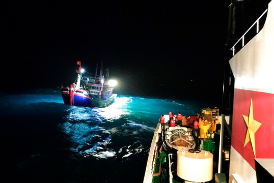 Cứu kéo tàu cá NT 90947 TS bị nạn trên vùng biển Phú Quý