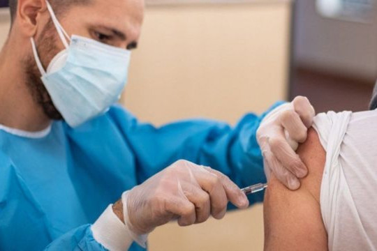 EU ưu tiên tiêm mũi vaccine Covid-19 thứ tư cho những người trên 80 tuổi