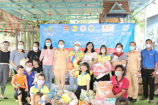 Tặng quà cho người nghèo và trẻ em vùng đồng bào dân tộc thiểu số huyện Bắc Bình