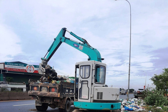 Hàm Thắng:
Tổ chức thu gom rác thải dọc quốc lộ 1A
