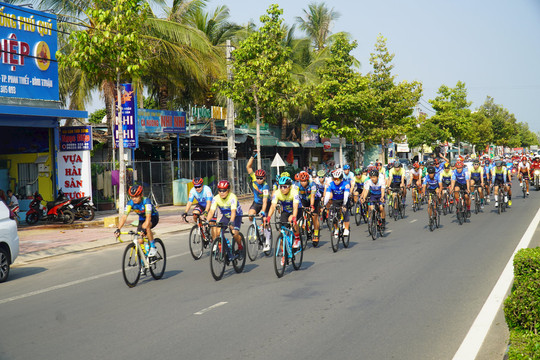 Giải đua xe đạp Phan Thiết mở rộng 2022: 
Cua rơ Nguyên Tuyển "giữ chặt" cúp vô địch