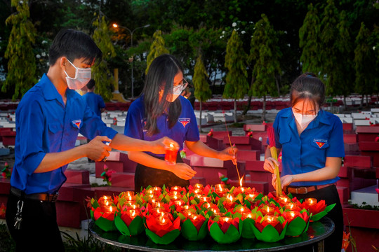 Candle lighting ceremony in tribute to heroic martyrs