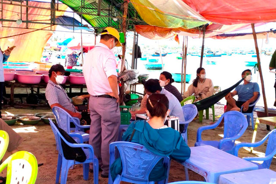 Phan Thiết kiểm tra tình trạng cân thiếu ký hải sản tại Làng chài Mũi Né
