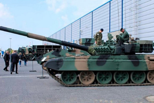 Ba Lan xác nhận đã gửi xe tăng cho Ukraine