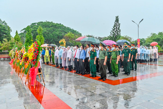 Province’s leaders pay tribute to Martyrs on 47th anniversary of National Reunification Day