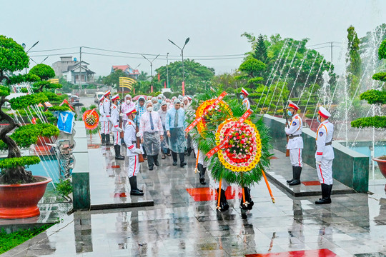 Lễ viếng liệt sĩ nhân kỷ niệm 47 năm ngày giải phóng miền Nam thống nhất đất nước