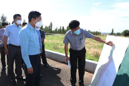 PPC Chairman Le Tuan Phong inspects the project of renewing the coastal trunk road DT.719B