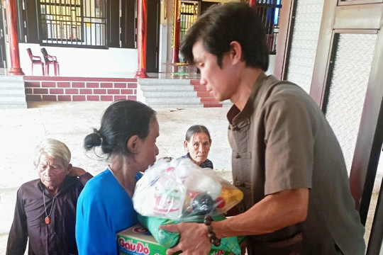 Tánh Linh: Tặng 195 phần quà cho người nghèo