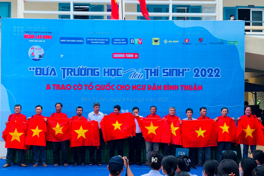 Trao 10.000 lá cờ Tổ quốc và 10 túi sơ cứu y tế cho ngư dân tỉnh Bình Thuận  