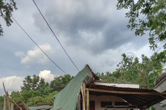 Bắc Bình:﻿ Mưa đá kết hợp gió mạnh, khiến 2 căn nhà bị tốc mái