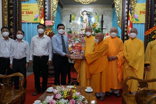 Provincial leaders congratulate the Buddha's birthday in 2022