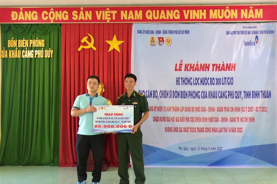 Trao tặng hệ thống lọc nước cho Đồn Biên phòng Cửa khẩu cảng Phú Quý