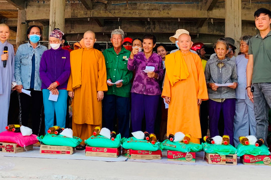 Trao tặng 200 phần quà cho người nghèo nhân Đại lễ Phật Đản
