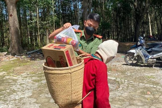  Tặng 108 túi an sinh cho đồng bào dân tộc xã La Dạ