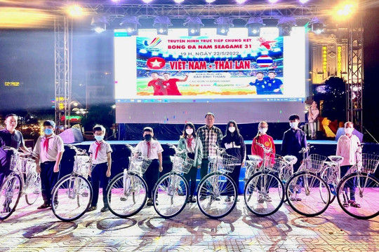 Báo Bình Thuận tặng 20 xe đạp cho học sinh nghèo học giỏi