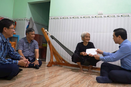 Phó Bí thư Thường trực Tỉnh ủy thăm  gia đình chính sách ở Phú Quý