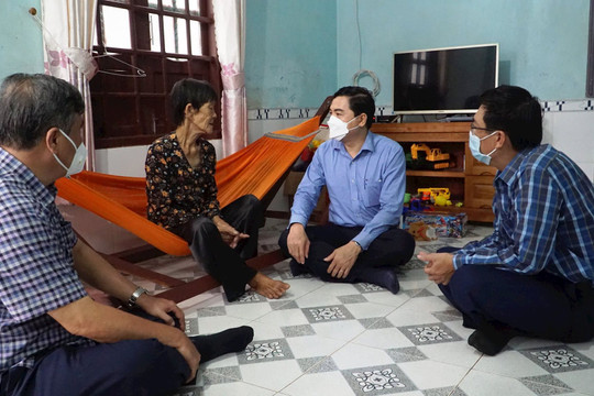 Deputy Secretary of the provincial Party Committee visited, gifted policy-favored families on Phu Quy island district