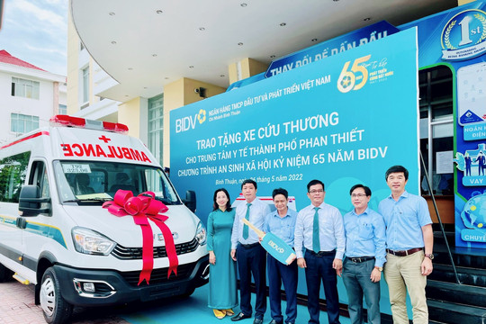 BIDV Bình Thuận:
Trao xe cứu thương trị giá 1,2 tỷ đồng cho Trung tâm Y tế TP. Phan Thiết 